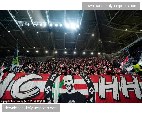 花絮：比赛因照明故障中断25分钟，双方球员在场上与球迷互动