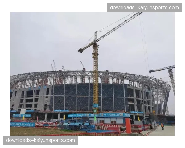 专业足球场改建潮继续，成都凤凰山球场增建顶棚工程完工