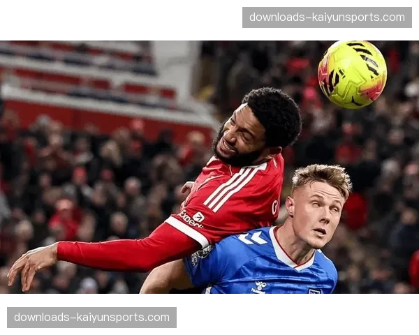 特写：看台上的南野拓实，为老东家利物浦的进球振臂高呼