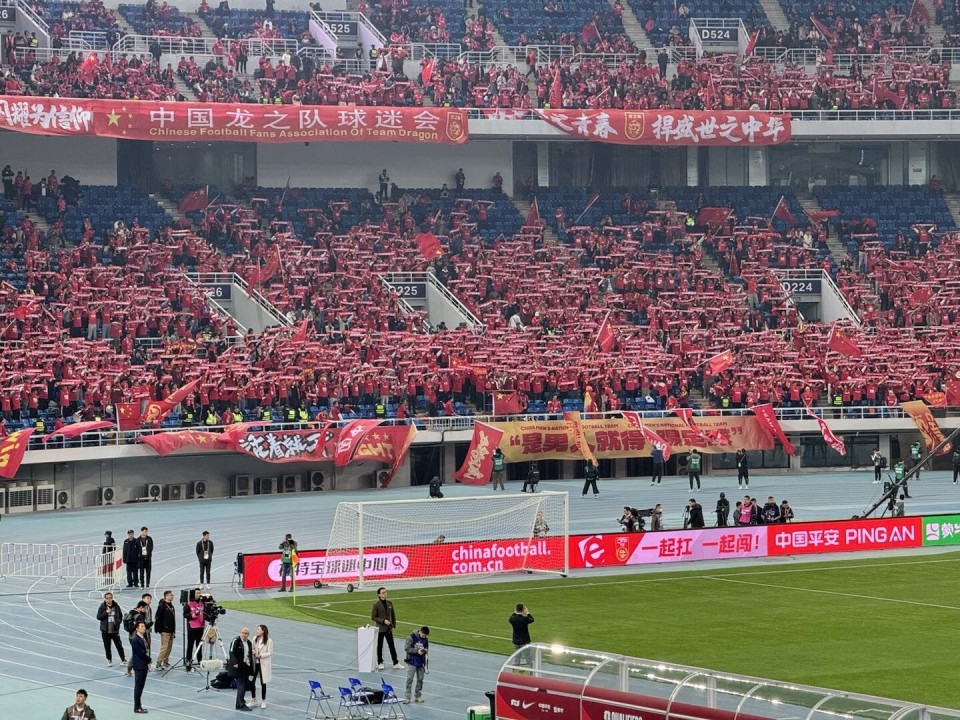 现场气氛热烈，球迷热情加油助威！