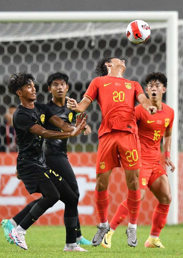 关于火爆比赛！中国足球队团结协作，展现实力的信息
