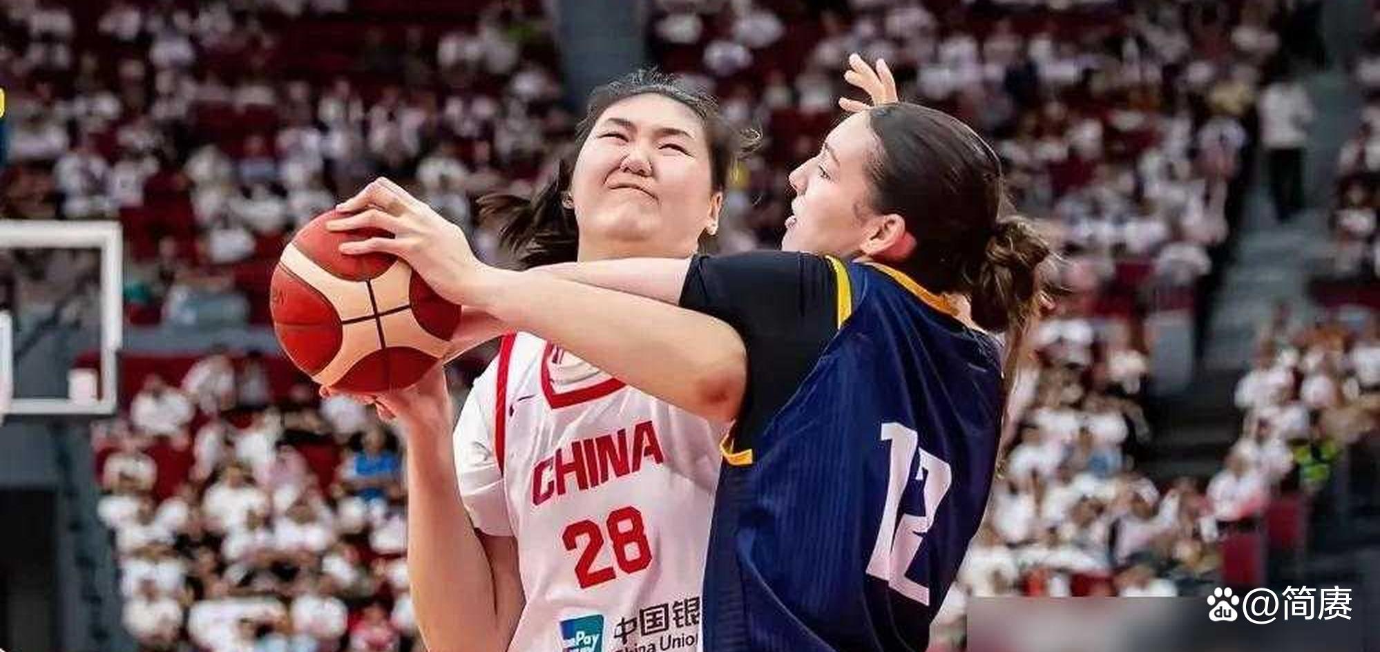 预测27年榜眼!张子宇该不该去WNBA?(张子宇和姚明站在一起图片)