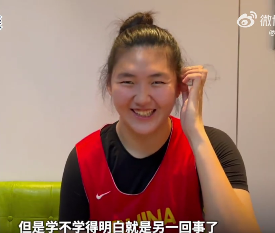 预测27年榜眼!张子宇该不该去WNBA?(张子宇和姚明站在一起图片)