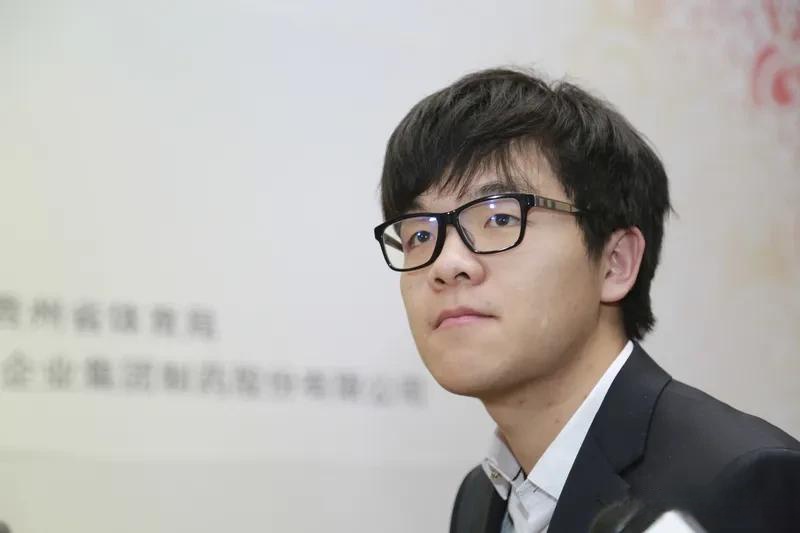 星辰联盟在英雄联盟赛事中稳扎稳打拿下比赛，教练激动落泪(英雄联盟星辰碎片有什么用)