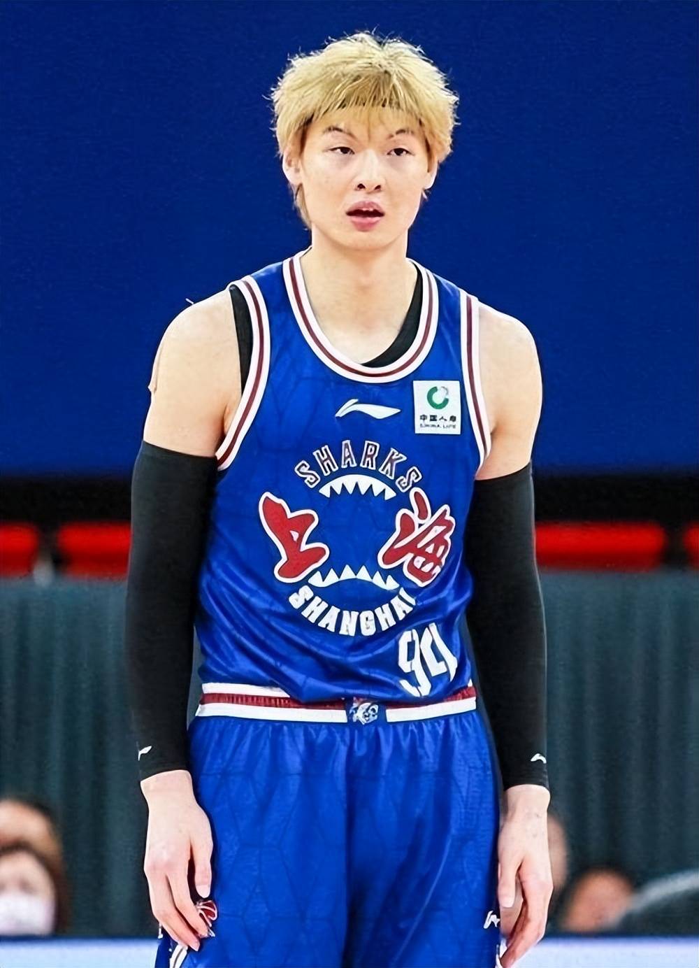 曝王哲林三年顶薪续约上海上赛季场均14.8分8篮板(王哲林cba集锦)