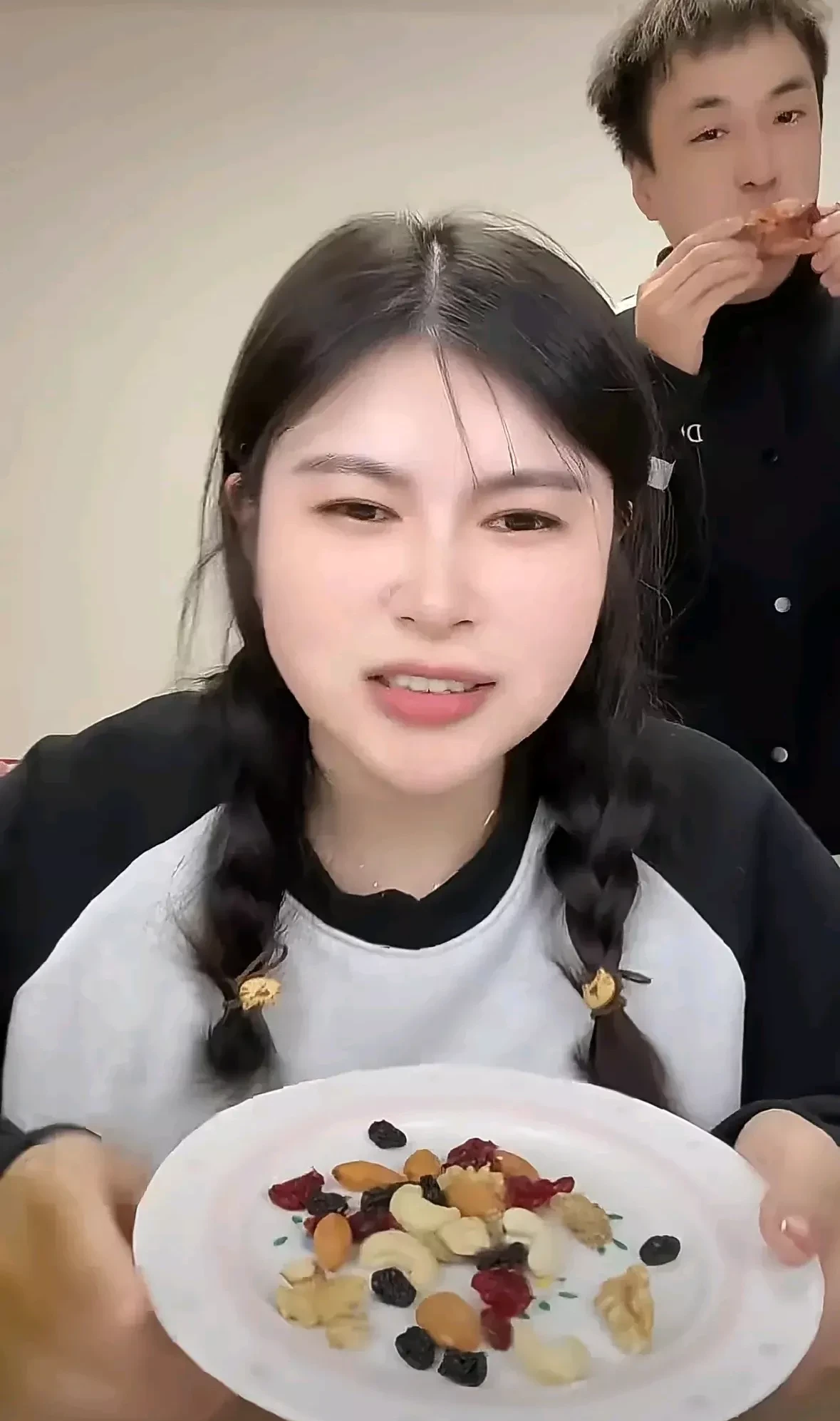 被选中前还在吃炸鸡！杨瀚森式幽默逗笑美女主持人(杨瀚森被选中后吓到腿抖)